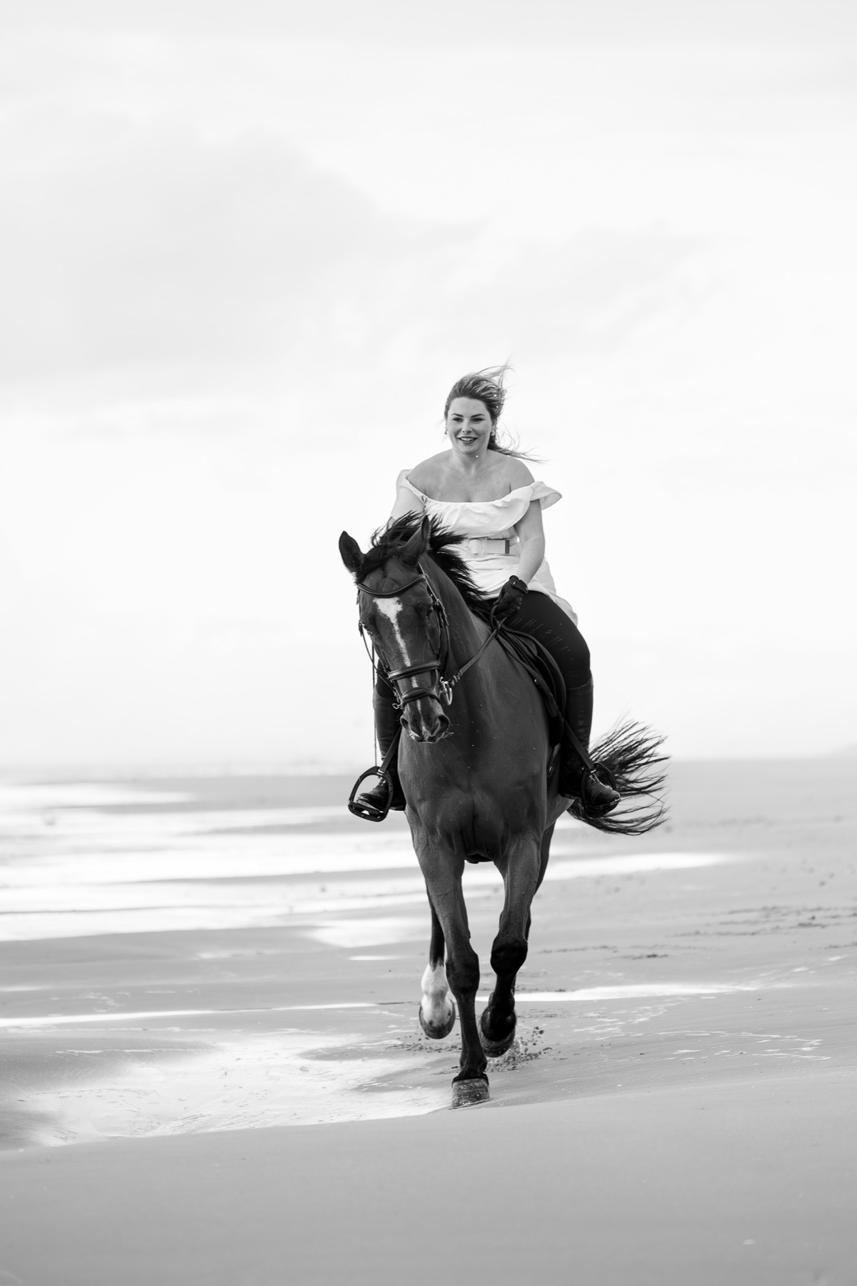 Portrait de cavalière en noir et blanc
