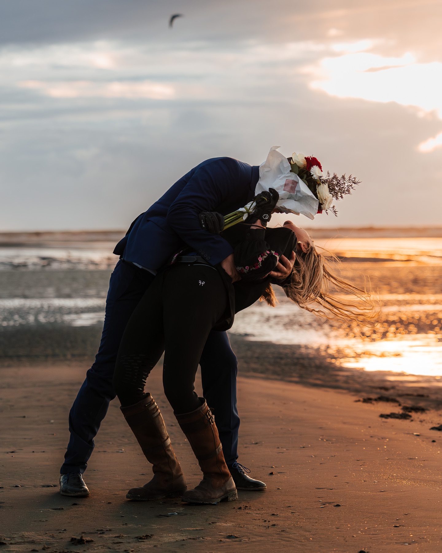Mariés sur la plage au coucher du soleil