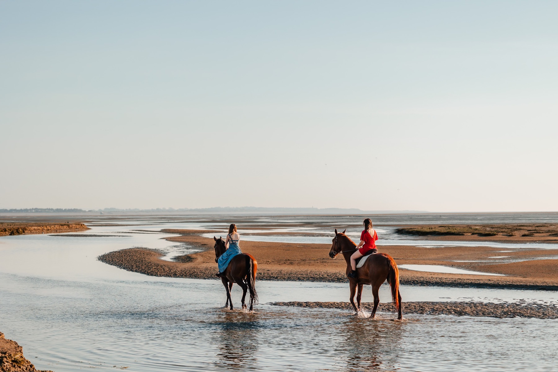 Deux cavalières à cheval sur la plage