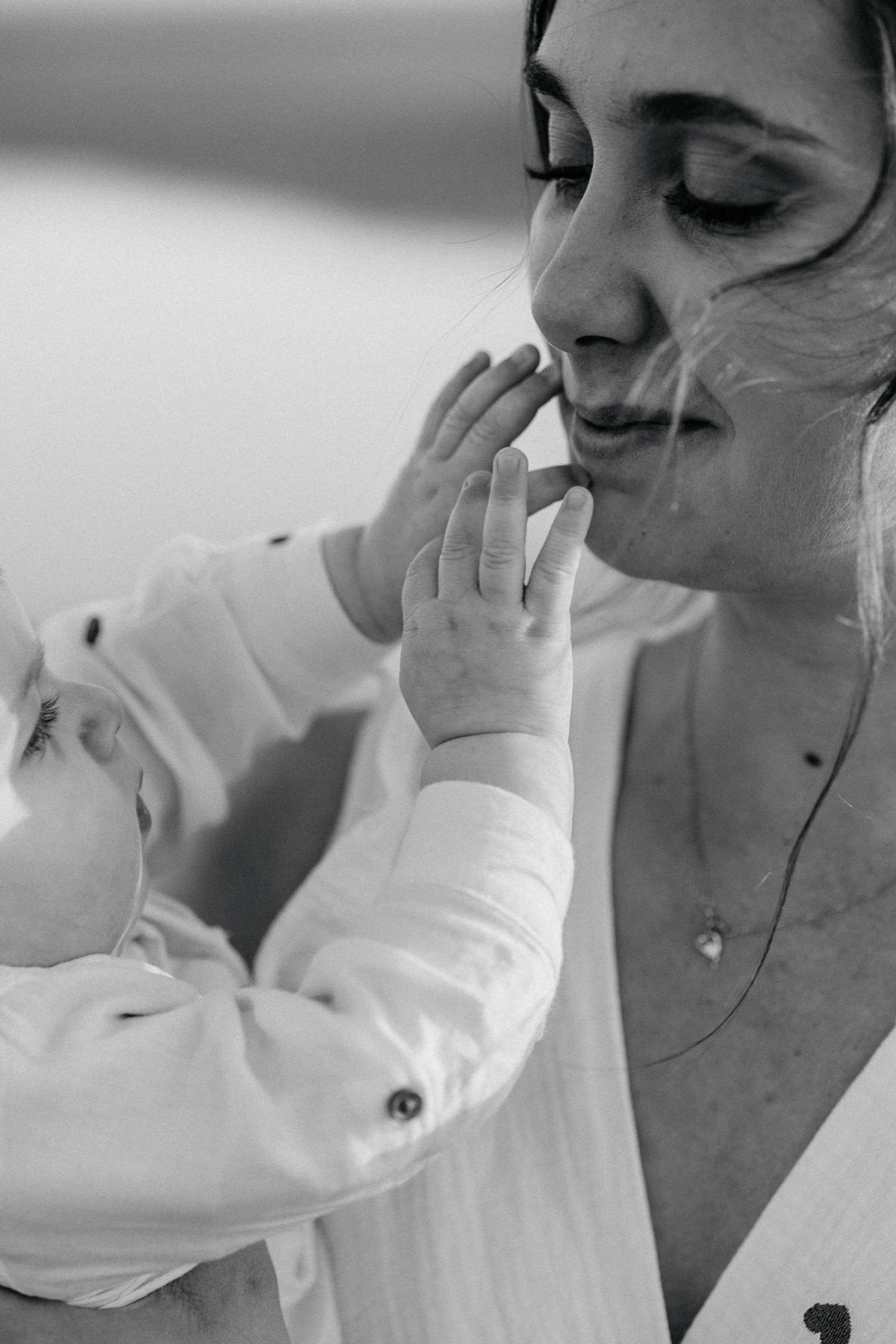 Moment complice entre un parent et son enfant