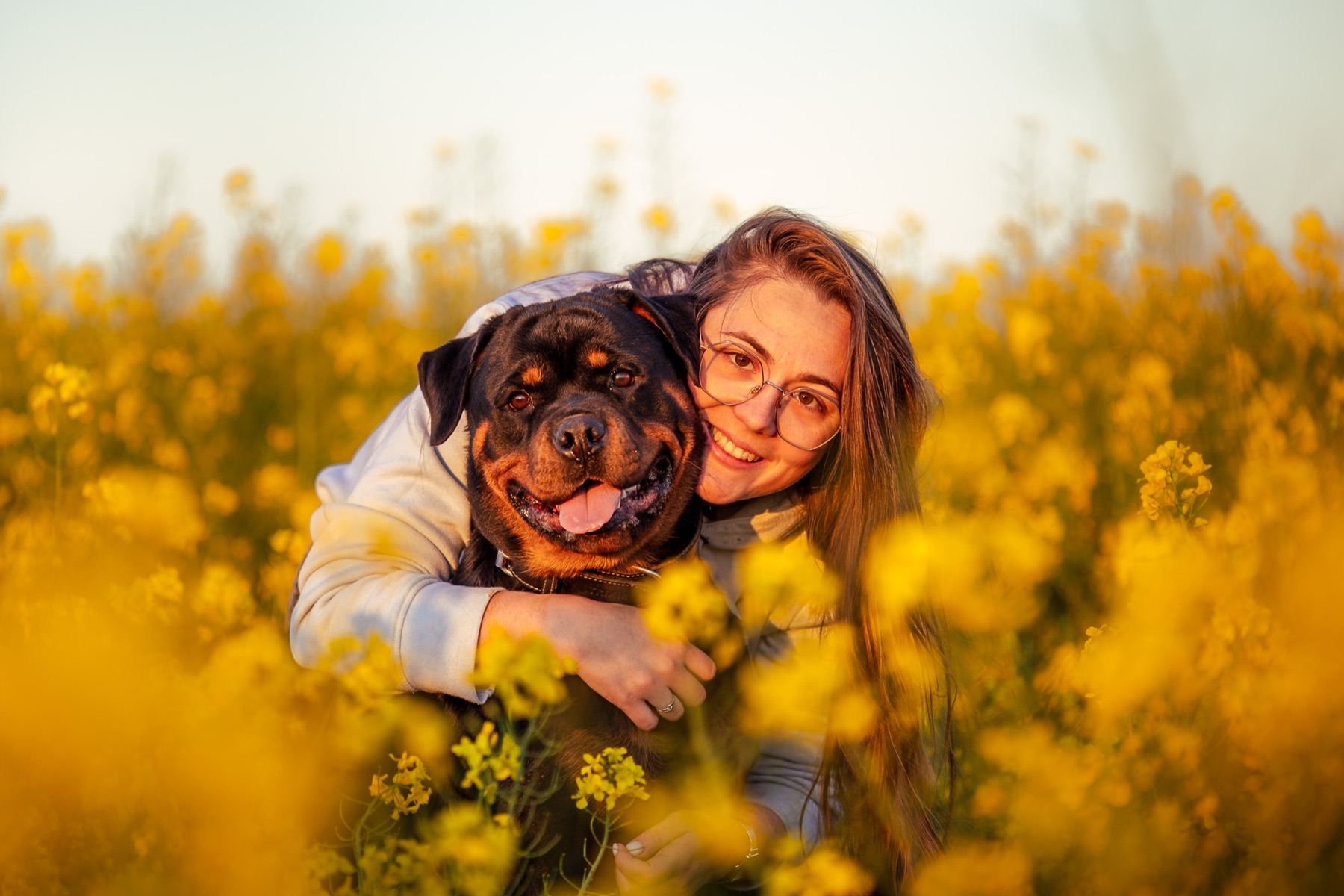 Portrait d’une femme avec son chien dans les fleurs