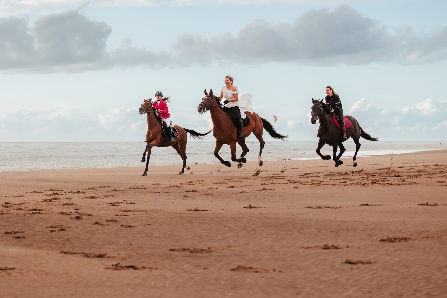 Séance photo de cavalières sur la plage